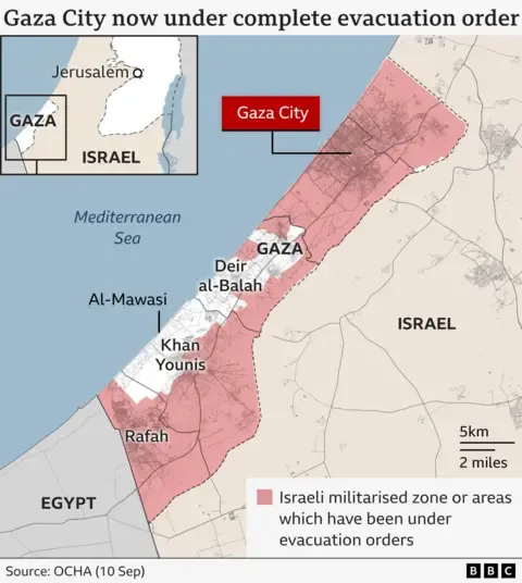 Thousands Gaza Residents Escape as Military Troops Push Further into Gaza City